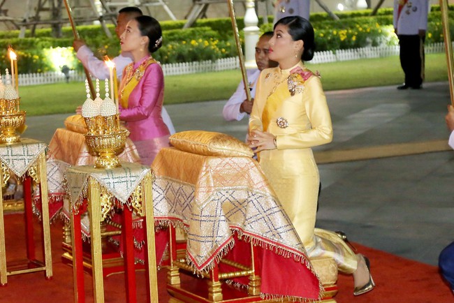 Hoàng hậu Thái Lan hiếm hoi lộ diện trước công chúng giữa dịch Covid-19, đáng chú ý là hình ảnh lạ lẫm của công chúa &quot;nổi loạn&quot; - Ảnh 3.