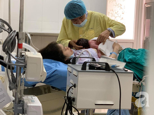 Niềm vui hai vợ chồng cùng cách ly đón đứa con đầu lòng trong phòng cách ly tại Bệnh viện Sản Nhi Quảng Ninh - Ảnh 2.