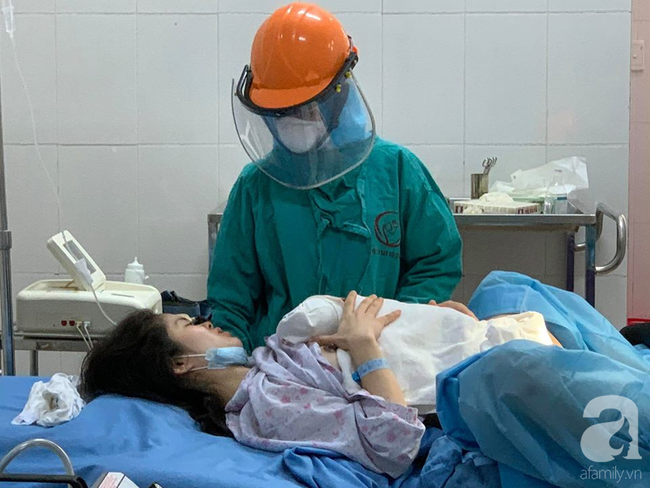 Niềm vui hai vợ chồng cùng cách ly đón đứa con đầu lòng trong phòng cách ly tại Bệnh viện Sản Nhi Quảng Ninh - Ảnh 1.