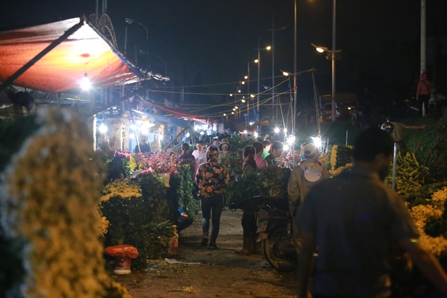 Khác với vẻ tấp nập về đêm đặc trưng, chợ hoa Quảng Bá vắng đi kẻ buôn người bán cùng hoa thơm đua sắc, chỉ còn thưa thớt vài bóng đèn đường - Ảnh 8.