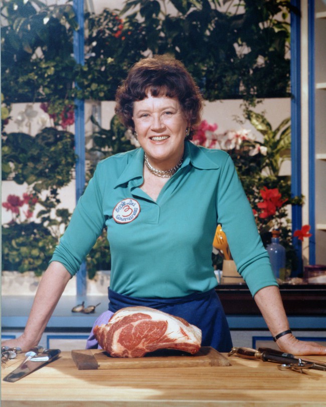 Julia Child: Bà nội trợ trở thành nữ hoàng ẩm thực thế giới bằng niềm đam mê mãnh liệt khiến đấng mày râu cũng phải nể phục - Ảnh 2.