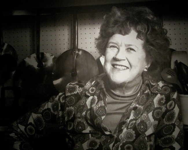 Julia Child: Bà nội trợ trở thành nữ hoàng ẩm thực thế giới bằng niềm đam mê mãnh liệt khiến đấng mày râu cũng phải nể phục - Ảnh 6.