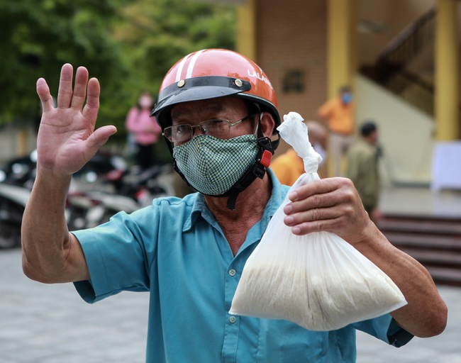 Chủ cây ATM gạo đầu tiên ở Hà Nội: &quot;Rất nhiều người phản đối, không cho làm nhưng với tôi đầu tiên là có gạo cho người dân sớm phút nào hay phút đấy&quot; - Ảnh 10.