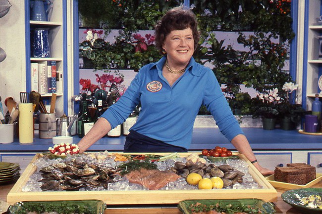 Julia Child: Bà nội trợ trở thành nữ hoàng ẩm thực thế giới bằng niềm đam mê mãnh liệt khiến đấng mày râu cũng phải nể phục - Ảnh 7.