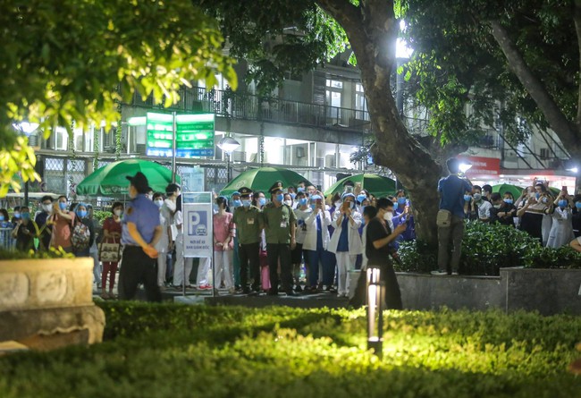 BV Bạch Mai ch&iacute;nh thức gỡ c&aacute;ch ly: "Ch&uacute;ng t&ocirc;i đ&atilde; vượt qua được giai đoạn kh&oacute; khăn, vừa mừng xen lẫn lo lắng" - Ảnh 3.