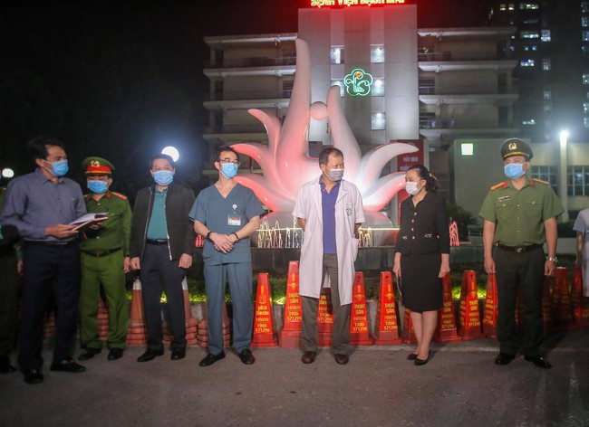 BV Bạch Mai ch&iacute;nh thức gỡ c&aacute;ch ly: "Ch&uacute;ng t&ocirc;i đ&atilde; vượt qua được giai đoạn kh&oacute; khăn, vừa mừng xen lẫn lo lắng" - Ảnh 2.