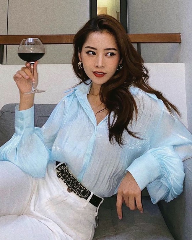 Chi Pu l&ecirc;n đồ với t&ocirc;ng m&agrave;u tươi m&aacute;t để chụp h&igrave;nh sống ảo.