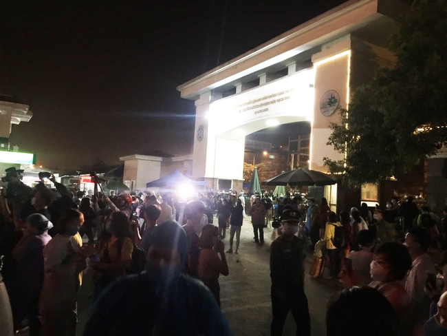 Hàng trăm cán bộ nhân viên y tế BV Bạch Mai đã được về ngay trong đêm sau giờ dỡ cách ly