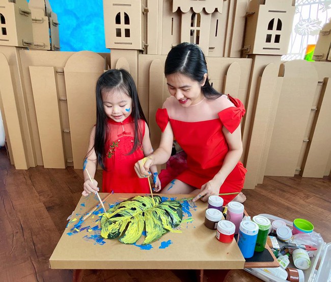 V&acirc;n Trang v&agrave; con g&aacute;i l&ocirc;i m&agrave;u ra nghịch. Nữ diễn vi&ecirc;n n&agrave;y n&oacute;i: Ở nh&agrave; cả ng&agrave;y th&igrave; l&agrave;m g&igrave; cho hết ng&agrave;y d&agrave;i với b&agrave;. Bao nhi&ecirc;u đồ nghề để h&agrave;nh nghề l&agrave; đem ra cho bả quậy banh.