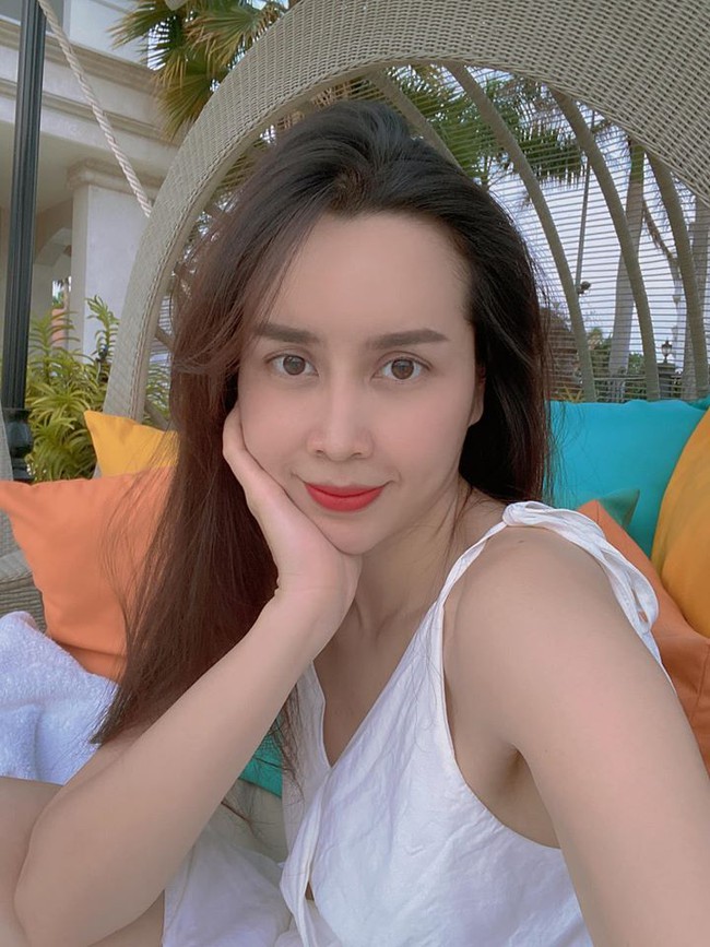 Lưu Hương Giang chia sẻ: Đang trông con nhưng không quên selfie.