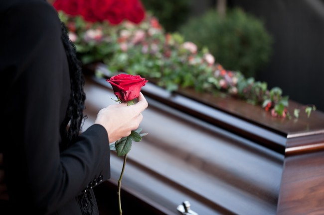 Đau khổ tại đám tang của vợ, chồng ngỡ ngàng nhìn thấy bạn đời trở về từ cõi chết và vạch trần âm mưu giết người tàn độc của mình - Ảnh 3.