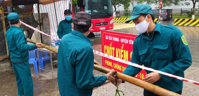 Người dân Yên Phong lập chốt kiểm soát chặt chẽ những người ra vào