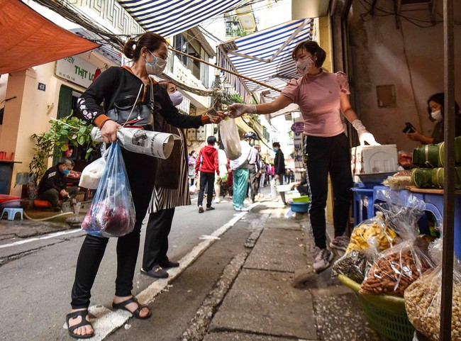 Hà Nội: Người dân đi chợ phải đứng cách xa nhau, ai lại gần không bán - Ảnh 8.