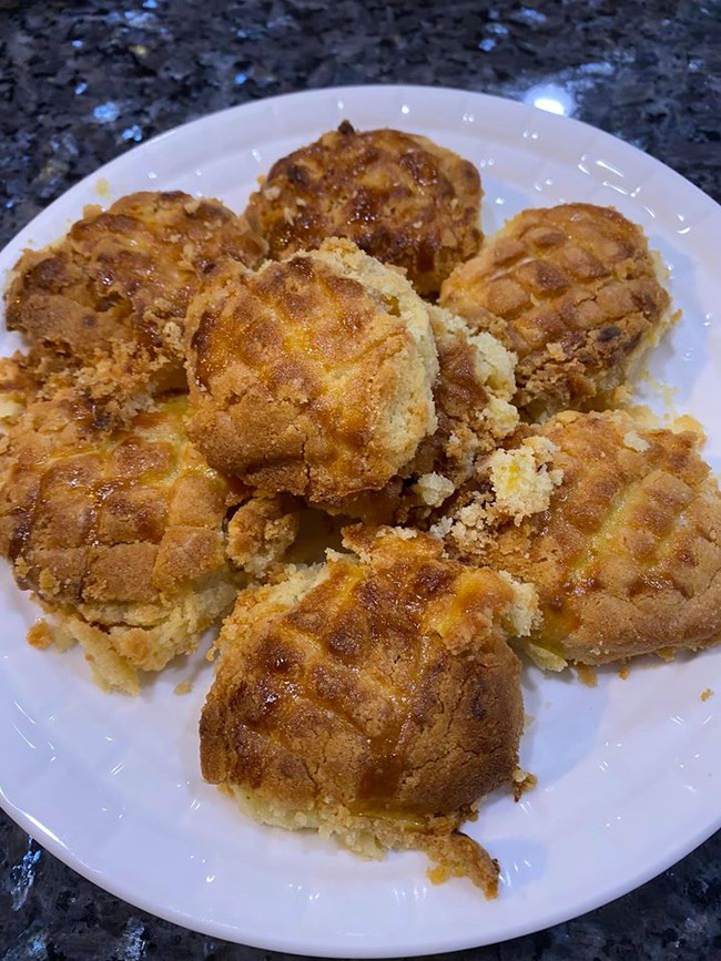 Pha nướng b&aacute;nh fail nhất hội "gh&eacute;t bếp" chắc chắn l&agrave; đ&acirc;y, cho hẳn k&iacute;nh v&agrave;o khu&ocirc;n rồi cho đem nướng v&agrave; c&aacute;i kết cực "đau" - Ảnh 2.