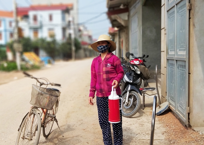 Bệnh nhân 266 nhiễm COVID-19 ở Hà Nội: Phong tỏa các cửa ngõ, người dân nhờ tiếp thực phẩm qua hàng rào - Ảnh 10.