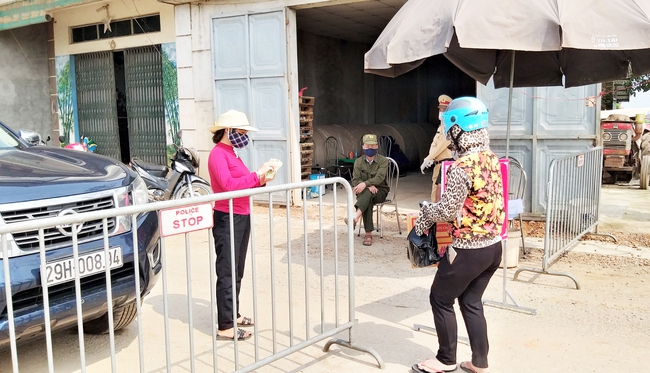 Bệnh nhân 266 nhiễm COVID-19 ở Hà Nội: Phong tỏa các cửa ngõ, người dân nhờ tiếp thực phẩm qua hàng rào - Ảnh 8.