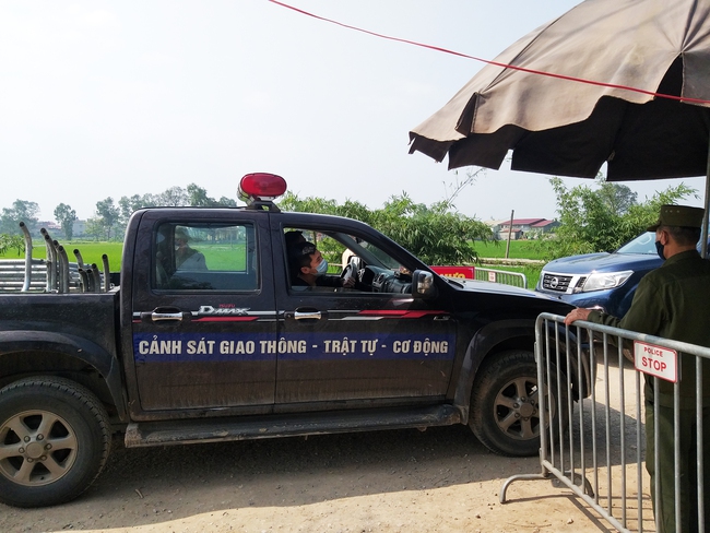 Bệnh nhân 266 nhiễm COVID-19 ở Hà Nội: Phong tỏa các cửa ngõ, người dân nhờ tiếp thực phẩm qua hàng rào - Ảnh 4.