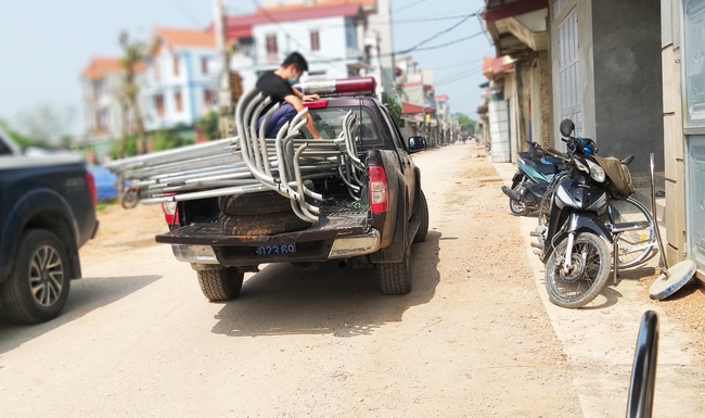 Bệnh nhân 266 nhiễm COVID-19 ở Hà Nội: Phong tỏa các cửa ngõ, người dân nhờ tiếp thực phẩm qua hàng rào - Ảnh 9.