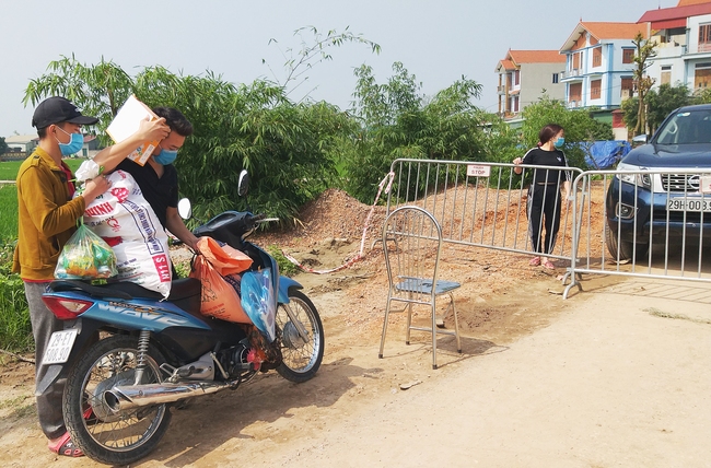 Bệnh nhân 266 nhiễm COVID-19 ở Hà Nội: Phong tỏa các cửa ngõ, người dân nhờ tiếp thực phẩm qua hàng rào - Ảnh 6.