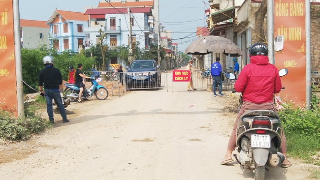 Bệnh nhân 266 nhiễm COVID-19 ở Hà Nội: Phong tỏa các cửa ngõ, người dân nhờ tiếp thực phẩm qua hàng rào - Ảnh 7.