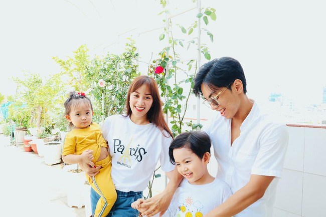 Gia đình Khánh Thi tươi như hoa trong bức hình mới.