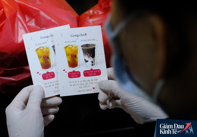 Cảm động hàng ngàn ly trà sữa ngọt ngào được trao tận tay tiếp sức lực lượng kiểm dịch Covid-19 khắp các ngả đường Sài Gòn - Ảnh 8. Cảm động hàng ngàn ly trà sữa ngọt ngào được trao tận tay tiếp sức lực lượng kiểm dịch Covid-19 khắp các ngả đường Sài Gòn - Ảnh 8.