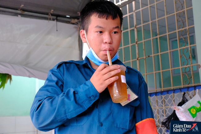Cảm động hàng ngàn ly trà sữa ngọt ngào được trao tận tay tiếp sức lực lượng kiểm dịch Covid-19 khắp các ngả đường Sài Gòn - Ảnh 11.