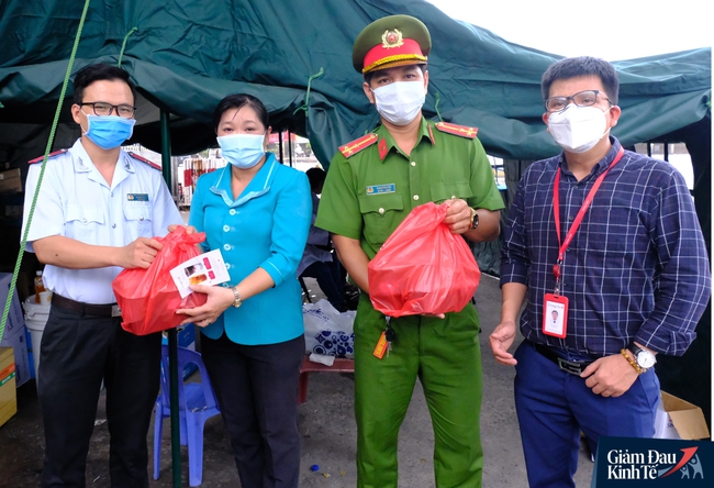 Cảm động hàng ngàn ly trà sữa ngọt ngào được trao tận tay tiếp sức lực lượng kiểm dịch Covid-19 khắp các ngả đường Sài Gòn - Ảnh 6. Cảm động hàng ngàn ly trà sữa ngọt ngào được trao tận tay tiếp sức lực lượng kiểm dịch Covid-19 khắp các ngả đường Sài Gòn - Ảnh 6.