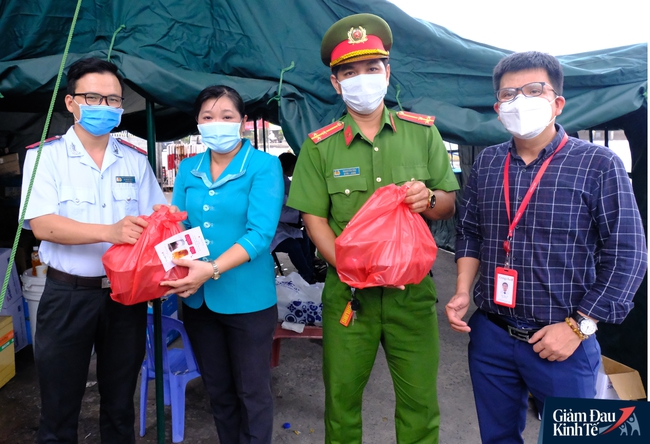 Cảm động hàng ngàn ly trà sữa ngọt ngào được trao tận tay tiếp sức lực lượng kiểm dịch Covid-19 khắp các ngả đường Sài Gòn - Ảnh 6.