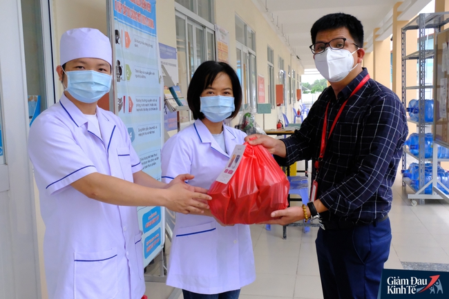 Cảm động hàng ngàn ly trà sữa ngọt ngào được trao tận tay tiếp sức lực lượng kiểm dịch Covid-19 khắp các ngả đường Sài Gòn - Ảnh 9. Cảm động hàng ngàn ly trà sữa ngọt ngào được trao tận tay tiếp sức lực lượng kiểm dịch Covid-19 khắp các ngả đường Sài Gòn - Ảnh 9.