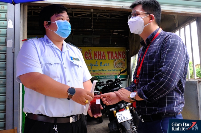 Cảm động hàng ngàn ly trà sữa ngọt ngào được trao tận tay tiếp sức lực lượng kiểm dịch Covid-19 khắp các ngả đường Sài Gòn - Ảnh 10. Cảm động hàng ngàn ly trà sữa ngọt ngào được trao tận tay tiếp sức lực lượng kiểm dịch Covid-19 khắp các ngả đường Sài Gòn - Ảnh 10.