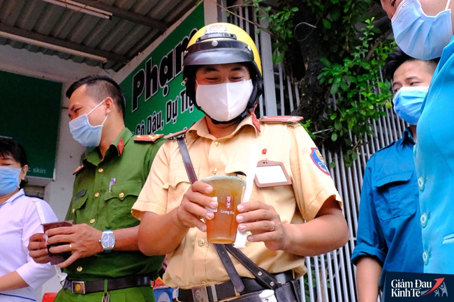 Cảm động hàng ngàn ly trà sữa ngọt ngào được trao tận tay tiếp sức lực lượng kiểm dịch Covid-19 khắp các ngả đường Sài Gòn - Ảnh 5.