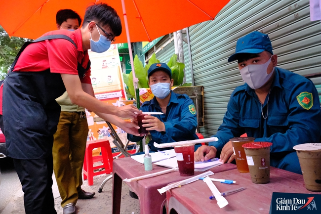 Cảm động hàng ngàn ly trà sữa ngọt ngào được trao tận tay tiếp sức lực lượng kiểm dịch Covid-19 khắp các ngả đường Sài Gòn - Ảnh 4.