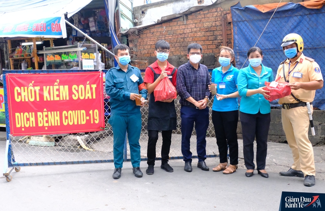 Cảm động hàng ngàn ly trà sữa ngọt ngào được trao tận tay tiếp sức lực lượng kiểm dịch Covid-19 khắp các ngả đường Sài Gòn - Ảnh 3. Cảm động hàng ngàn ly trà sữa ngọt ngào được trao tận tay tiếp sức lực lượng kiểm dịch Covid-19 khắp các ngả đường Sài Gòn - Ảnh 3.