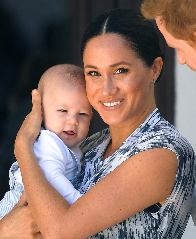 Meghan Markle &quot;phá sản&quot; kế hoạch mời dàn sao nổi tiếng đến dự sinh nhật tròn 1 tuổi của con trai, trong khi hoàng gia Anh bị phớt lờ - Ảnh 1.