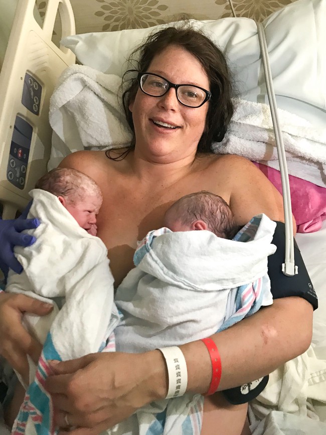 Đi siêu âm được báo là thai đơn, nhưng khi vừa sinh con được 2 phút, bà mẹ bất ngờ chuyển dạ sinh thêm một em bé thứ hai khiến ai cũng sửng sốt - Ảnh 3.
