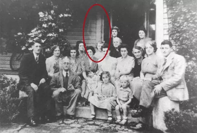 Bức ảnh chụp đại gia đình tụ họp tươi cười nhưng nhìn kỹ hơn lại là chi tiết gây sởn tóc gáy - Ảnh 1.