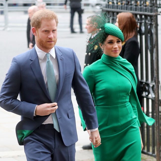 Meghan Markle cùng chồng lần đầu lộ diện ở Mỹ, đeo khẩu trang và găng tay đi phát thức ăn từ thiện nhưng gây ngỡ ngàng với vẻ ngoài xuống sắc - Ảnh 5. Meghan Markle cùng chồng lần đầu lộ diện ở Mỹ, đeo khẩu trang và găng tay đi phát thức ăn từ thiện nhưng gây ngỡ ngàng với vẻ ngoài xuống sắc - Ảnh 5.