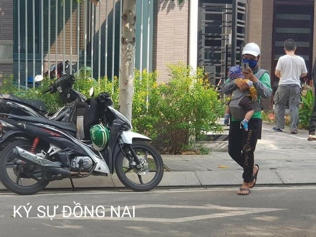 Hình ảnh ông bố trẻ đi giao hàng, địu con trước ngực áo khiến nhiều người cay mắt - Ảnh 2. Hình ảnh ông bố trẻ đi giao hàng, địu con trước ngực áo khiến nhiều người cay mắt - Ảnh 2.