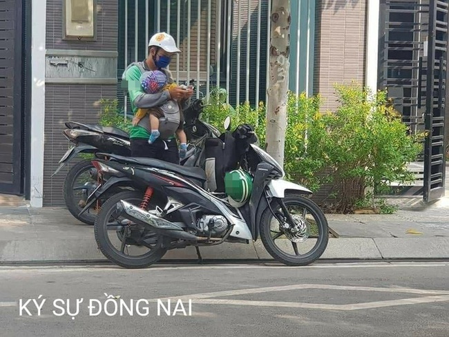 Hình ảnh ông bố trẻ đi giao hàng, địu con trước ngực áo khiến nhiều người cay mắt - Ảnh 3. Hình ảnh ông bố trẻ đi giao hàng, địu con trước ngực áo khiến nhiều người cay mắt - Ảnh 3.