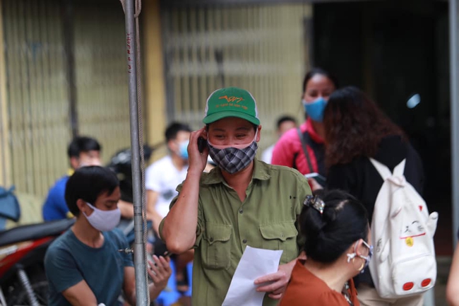 Tiểu thương tranh thủ đi ủng chạy vào chốt test nhanh Covid-19: &quot;Không mất tiền thì chẳng tội gì mà không kiểm tra&quot;  - Ảnh 4.