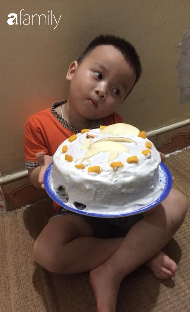 Hí hửng được dì làm bánh sinh nhật, bé 3 tuổi bê chiếc bánh mà &quot;chán không muốn nhìn&quot;, dân mạng xem ảnh thì cười &quot;ốm người&quot; - Ảnh 2.