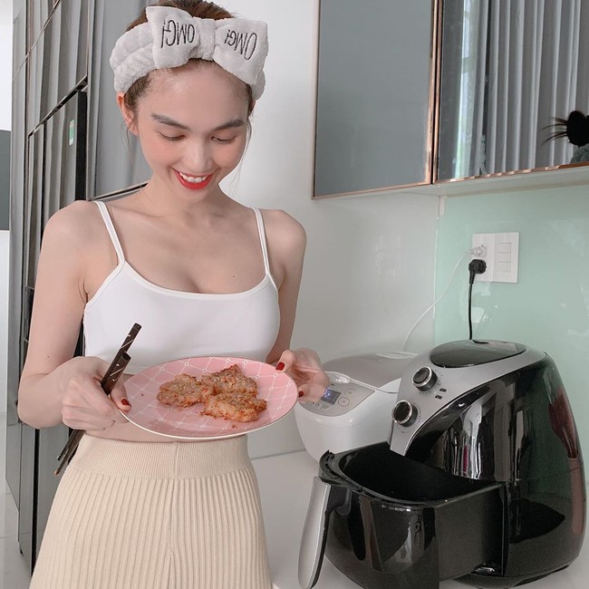 Ngọc Trinh vui vẻ khoe: Trinh đang tập tành nấu ăn nè cả nhà.