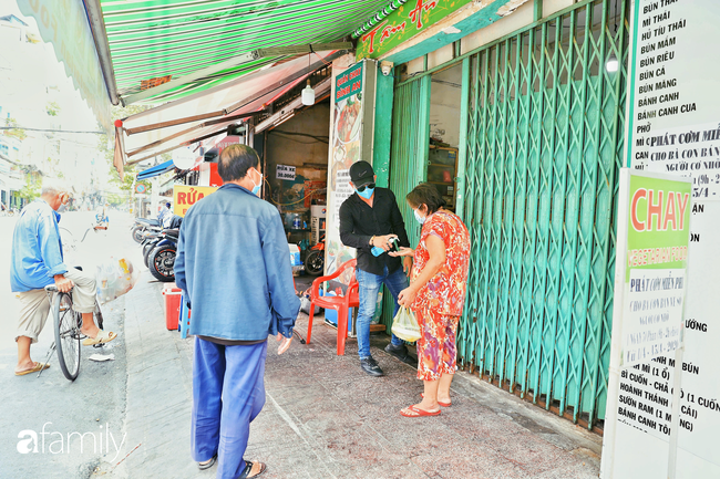 Khi người Sài Gòn không có gì ngoài tình yêu nên &quot;chẳng nỡ bỏ mặc lúc bà con cần sự giúp đỡ, ít cơm, gạo, mì giữ dùng lấy thảo&quot; trong những ngày đầu cách ly xã hội - Ảnh 9.