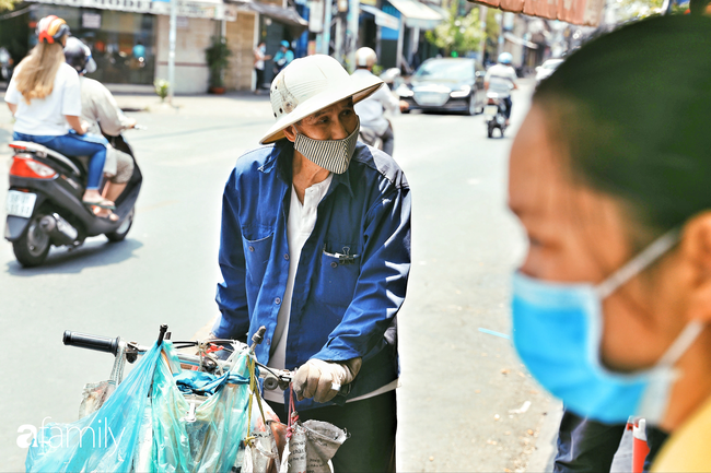 Khi người Sài Gòn không có gì ngoài tình yêu nên &quot;chẳng nỡ bỏ mặc lúc bà con cần sự giúp đỡ, ít cơm, gạo, mì giữ dùng lấy thảo&quot; trong những ngày đầu cách ly xã hội - Ảnh 10.