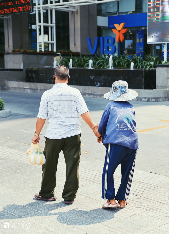 Khi người Sài Gòn không có gì ngoài tình yêu nên &quot;chẳng nỡ bỏ mặc lúc bà con cần sự giúp đỡ, ít cơm, gạo, mì giữ dùng lấy thảo&quot; trong những ngày đầu cách ly xã hội - Ảnh 18.