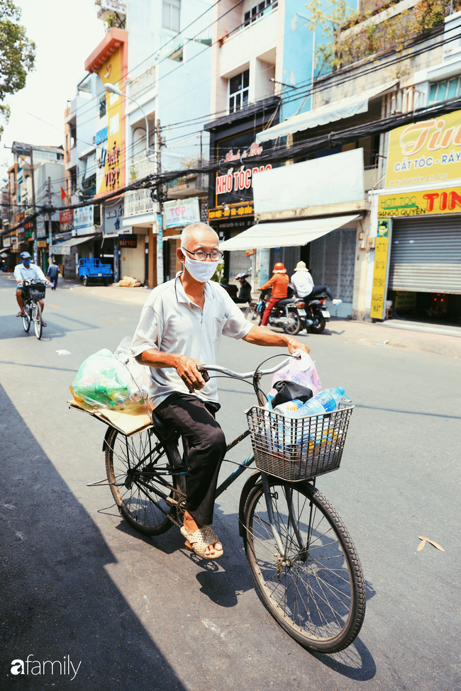 Khi người Sài Gòn không có gì ngoài tình yêu nên &quot;chẳng nỡ bỏ mặc lúc bà con cần sự giúp đỡ, ít cơm, gạo, mì giữ dùng lấy thảo&quot; trong những ngày đầu cách ly xã hội - Ảnh 22.