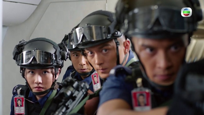 &quot;Đặc cảnh sân bay&quot; trên TVB: Hé lộ màn bắt cướp của đội cảnh sát đẹp trai cực phẩm, xuất hiện cảnh nóng gây đỏ mặt - Ảnh 12.