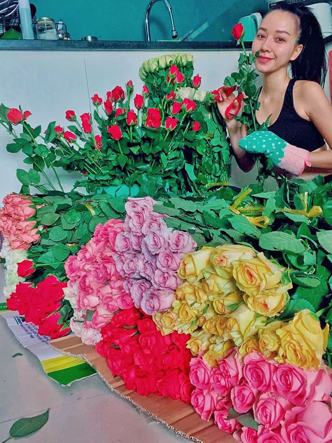 Băng Di t&acirc;m sự: Ở nh&agrave; c&aacute;ch ly x&atilde; hội sẽ kh&ocirc;ng ch&aacute;n nếu biết t&igrave;m niềm vui v&agrave; d&agrave;nh y&ecirc;u thương cho nhau. H&ocirc;m nay giải cứu một &iacute;t hoa hồng Đ&agrave; Lạt cho nh&agrave; vườn do kh&ocirc;ng xuất khẩu đi được.