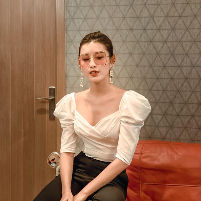 Huyền My th&uacute; nhận ngủ dậy make up, t&oacute;c tai gọn g&agrave;ng để chụp h&igrave;nh sống ảo đăng l&ecirc;n mạng.